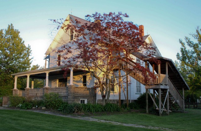 Center of Strip |Pet Friendly|A/C|Wi-fi & Cable|Stately Home|Steps from Winery