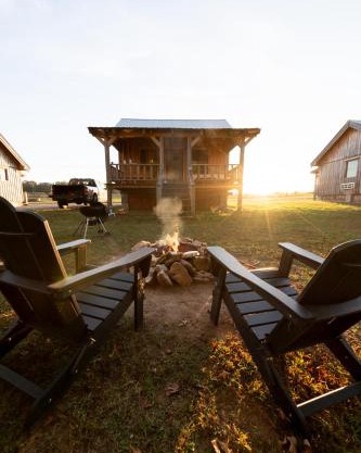 CenterHillLakeCouplesRelaxingCreeksideTinyCabin 4