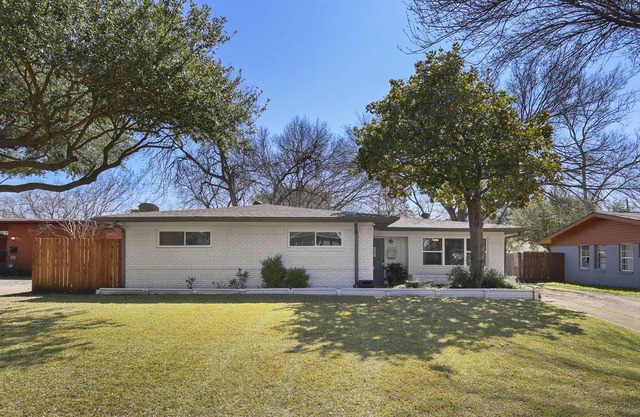 Central 3-Bedroom Home in residential neighborhood