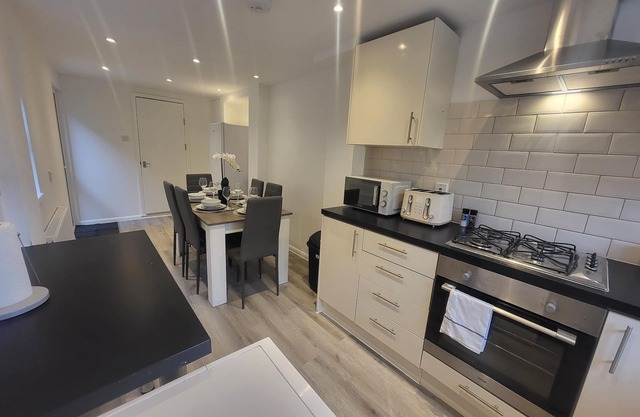 Central 5BR Retreat - Walk to Tube, Explore London