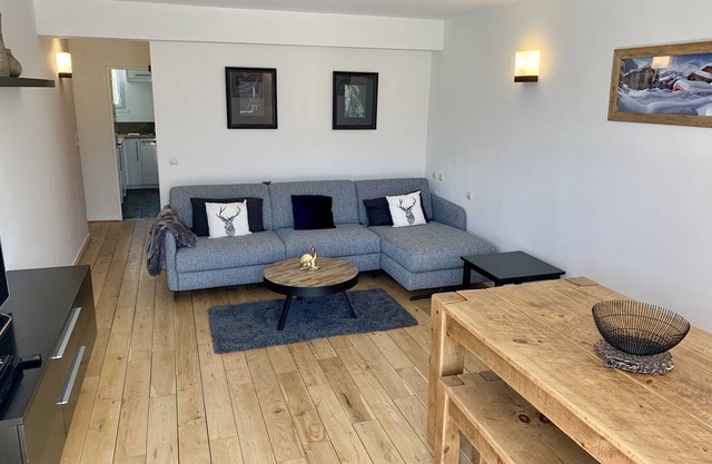 Central 6 Person 47m2 Apartment. Amazing South Facing Balcony. 150m To Ski Lifts