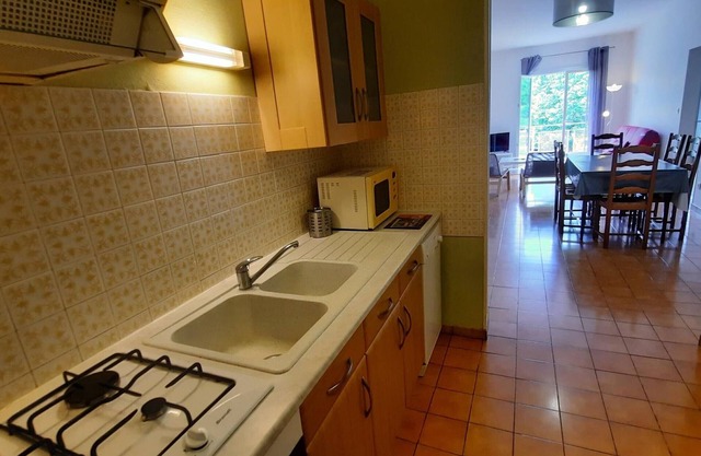Central Apartment with Balcony, Wi-Fi & Dishwasher - Near Shops & Spa