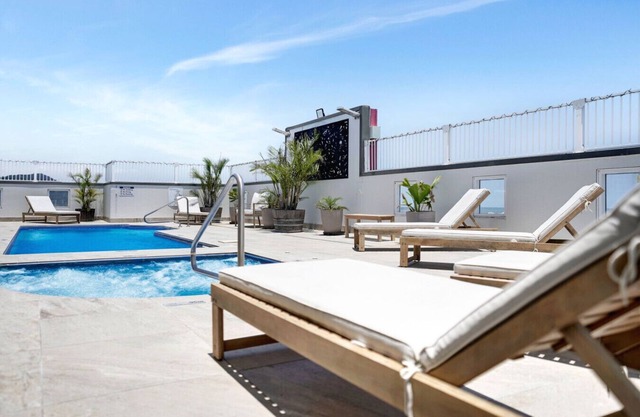 Central Cairns Studio with Rooftop Pool, City Views & Secure Parkin