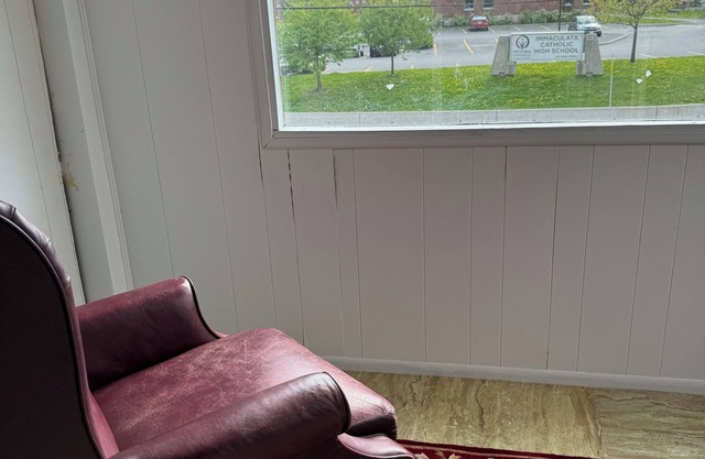 Central Canal 2 Bedr, w/private entrance, parking, deck, Beautiful area