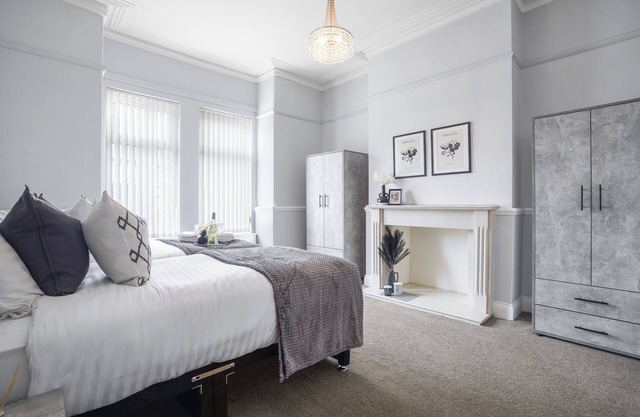 Central Castleford 4 Bed House - Free Parking