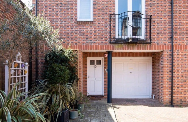 Central Chichester 3bd Mews House For Up To 6!