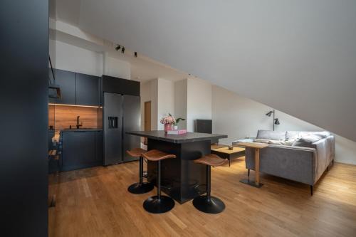 Central & Cozy Rooftop Flat