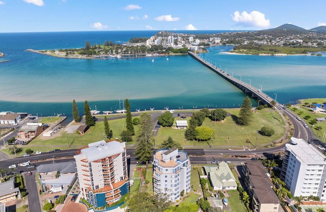 Central lakeside location! Walk to splash park, skatepark, playground, rockpool!