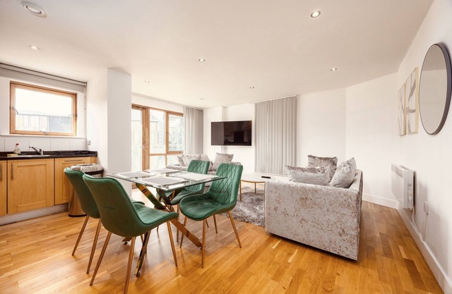 Central Leeds Dock Apt, Free Secure Parking! 2 Bed