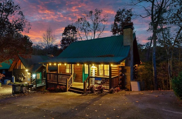 Central Location! 1 Mile To Pkwy, Hot Tub, Game Rm!