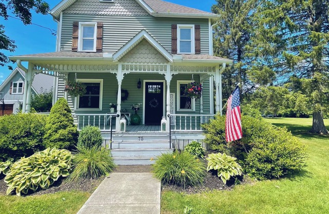 Central Location - HOT TUB, close to lakes, wineries, Corning, Watkins Glen