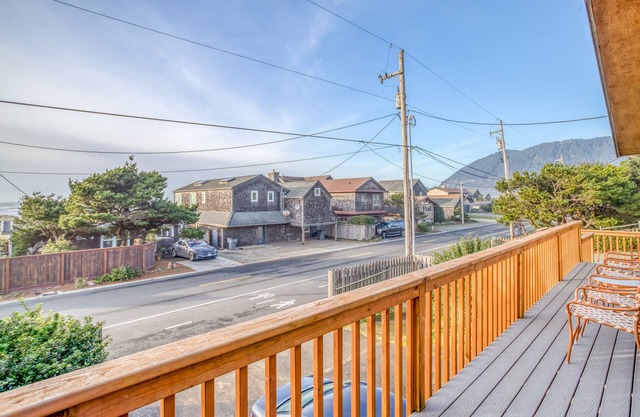 Central Manzanita Ocean-View Cottage Has Woodstove And Large Deck, Proximity