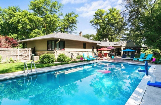 Central Omaha Pool w/Spa Oasis + Fire Pit + 3 Living Rooms