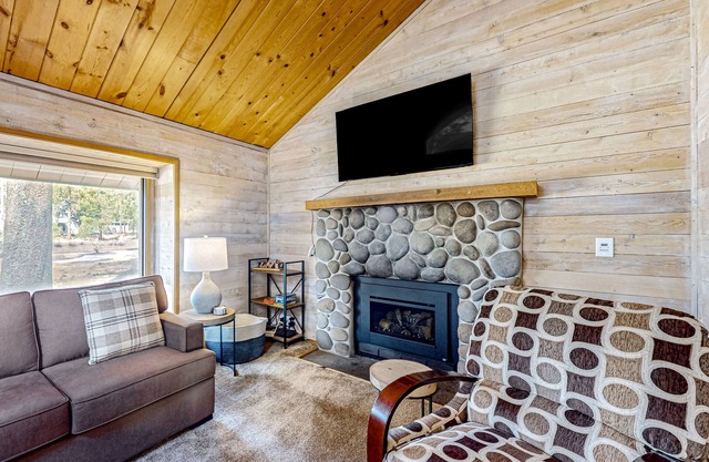 Central Oregon cabin with SHARC amenities, fireplace, & grill - near skiing