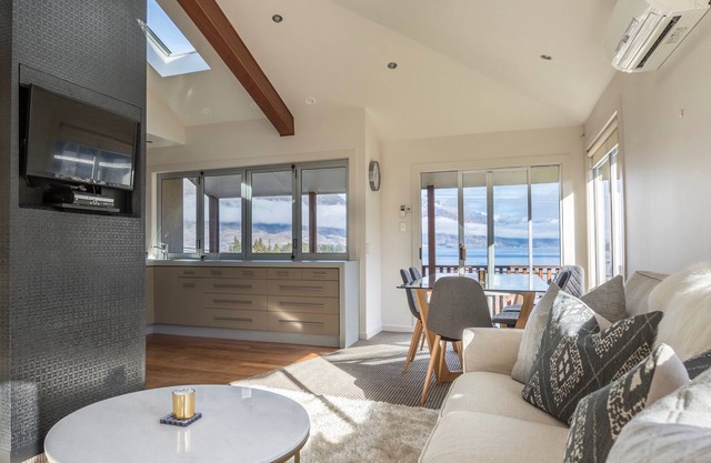 CENTRAL STYLE - QUEENSTOWN HOLIDAY HOME, with a garden in Queenstown