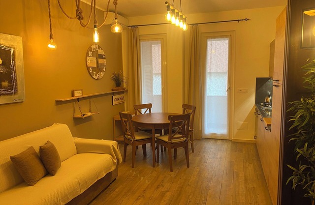 Centrally located two-rooms apartment, 100 mt from sea. Parking. Wi-fi.