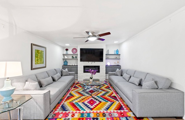 Centrally Located 3BR with Hot Tub, Fire Pit & Games