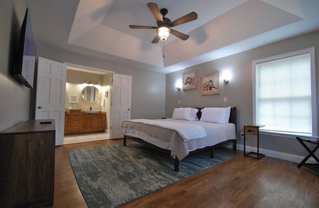 Centrally located 4 bed, 3 bath near Kroger field, Rupp, golf, and hospitals.