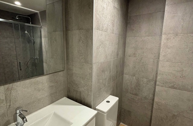 Centrally located apartment within walking distance of the Cathedral! Ideal for couples, with parking.