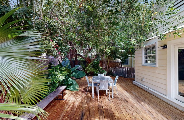 Centrally located cottage apartment with patio - walk to beach & dining