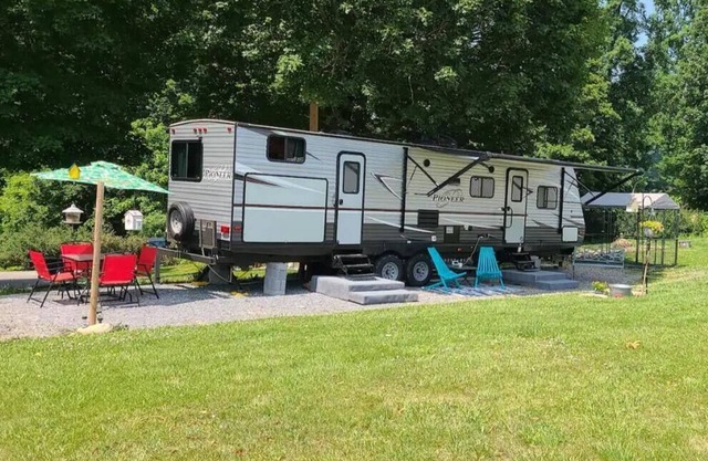 Centrally located Cozy RV- Pet Friendly Bunkhouse