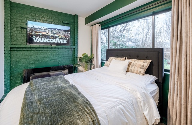 Centrally located East Vancouver Studion(In-suite laundry)n