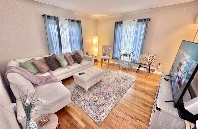Centrally Located Farmhouse Bungalow - 58” Tv 600 wifi
