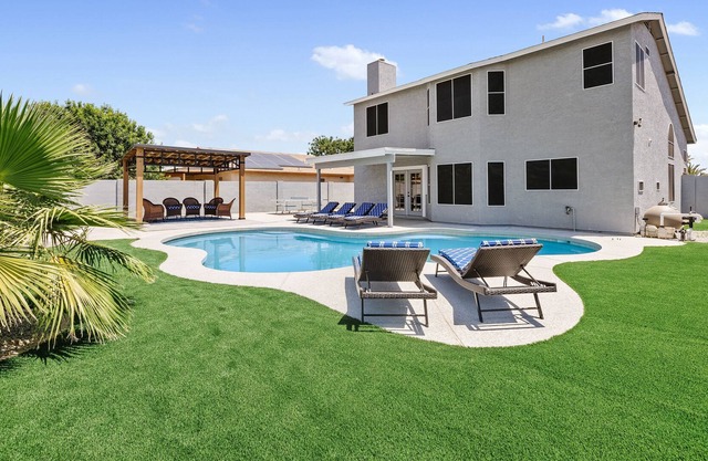Centrally located gem/Diving Pool/4BR/2 King beds, near Cardinal Stadium
