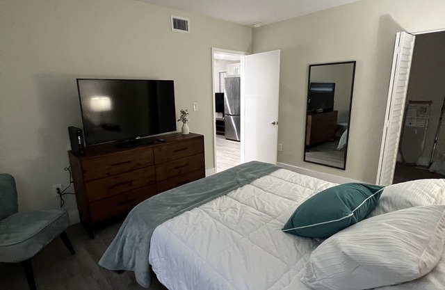 Centrally located in Coral Gables. Walk to shops and restaurants