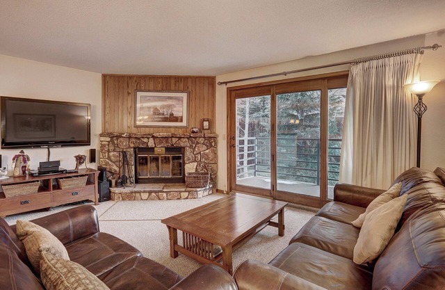 Centrally Located/Walk to Lifts/Pool and Hot Tub Access/Private Patio