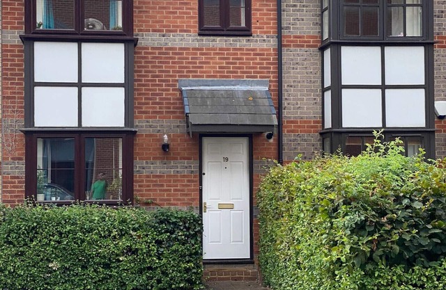 Centre of Town, 3 bedrooms, sleeps 6, own parking and patio close to The Oracle