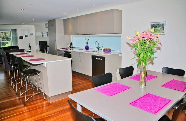 Cerulean Blue Combo PLUS, 7 bedrooms walk to cafes and beach