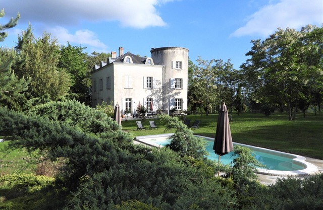 Château de La Comtesse, 2ha park, heated swimming pool, 6 bedrooms - 5 bathrooms