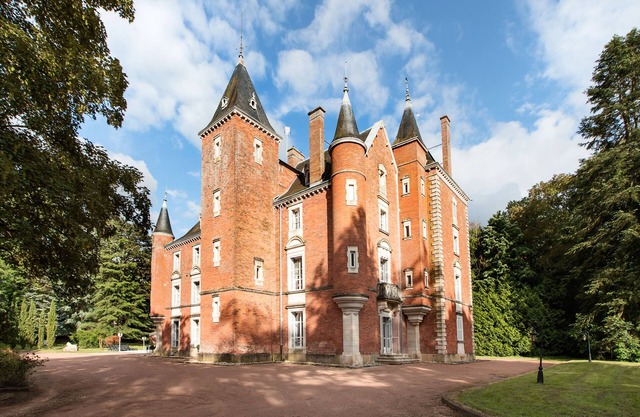 Château de Montsymond. 10 luxury suites, heated pool, sauna, hammam and fitness
