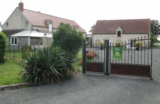 Charming Farmhouse Near Woods & Canal - Ideal for Families, Sleeps 9
