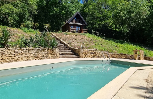 Chalet house, private heated pool (15/05 to 01/10) at the gateway to the Perigord Noir