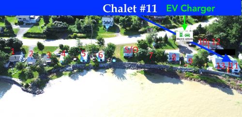 Chalet #11 Waterfront with Spa Fireplace Wifi & AC