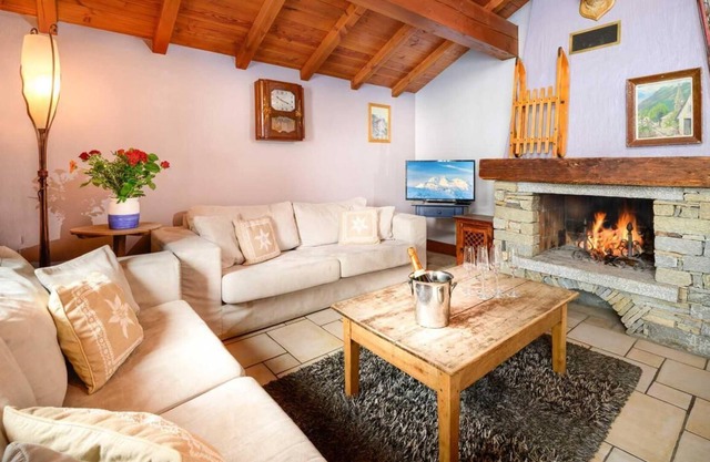 Chalet, 200m from resort center, fitness, balcony, fireplace or stove, tv, 180m², Tignes