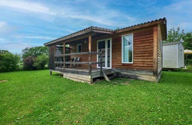 Chalet "5 Personnes 301" with Shared Pool & Shared Terrace
