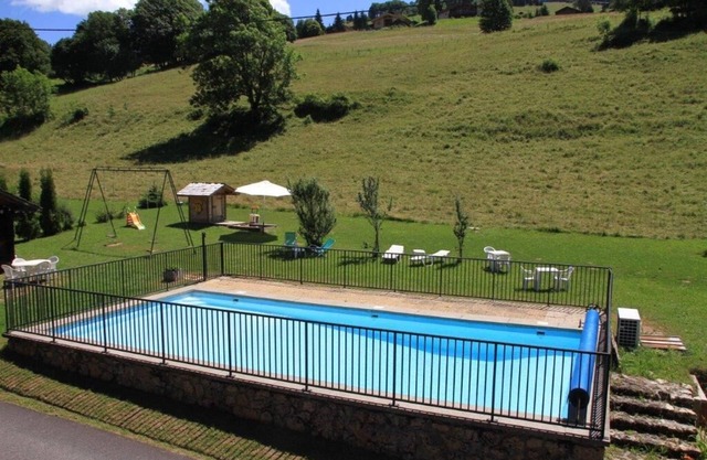 Chalet 8/12 pers. Quiet, heated POOL, GAMES for children, near the village