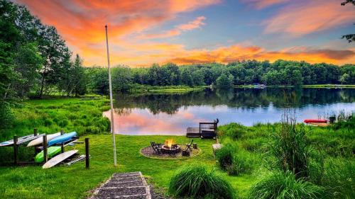Chalet All Day AvantStay Lakeside Firepit Shared Pool