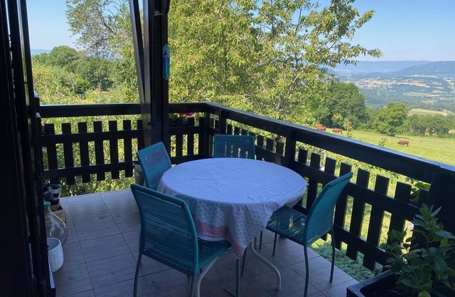 Chalet at 800 m, 30 minutes from Annecy and Geneva and 45 minutes from the Jura mountains.