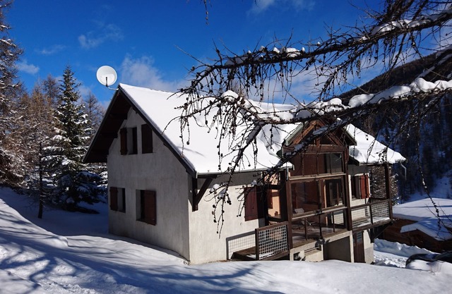 Chalet at the foot of the slopes and 5 minutes from shops and ski school