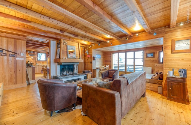 Chalet 'Belledonne' with Mountain View, Private Terrace and Wi-Fi