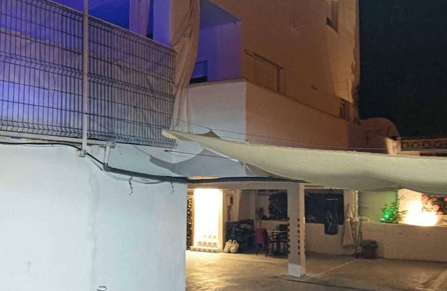 Chalet con piscina y garaje privado al lado de la playa y del centro del pueblo.