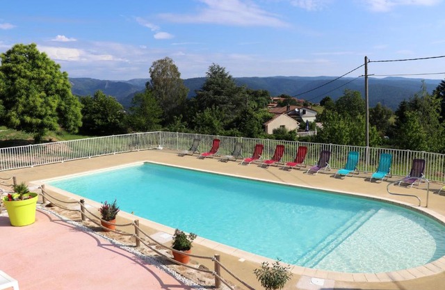 Chalet de 3 chambres avec piscine partagee jardin et wifi a Gravieres