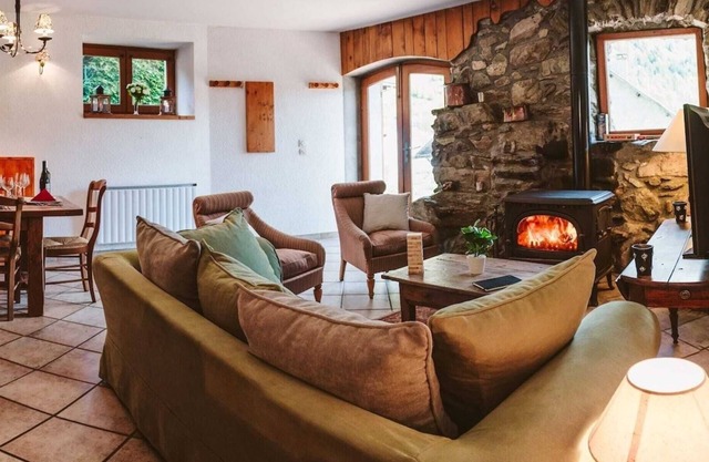 Chalet Dibona, cosy log fire evenings 200m from the slopes