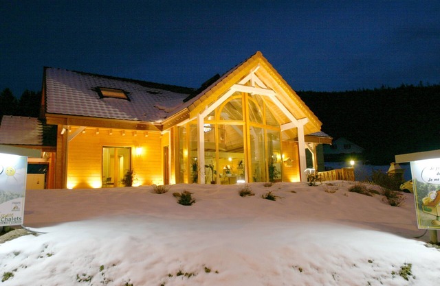 CHALET DU PONT DES FEES Sauna, Billiards, Jacuzzi, Well located, lake and ski slopes