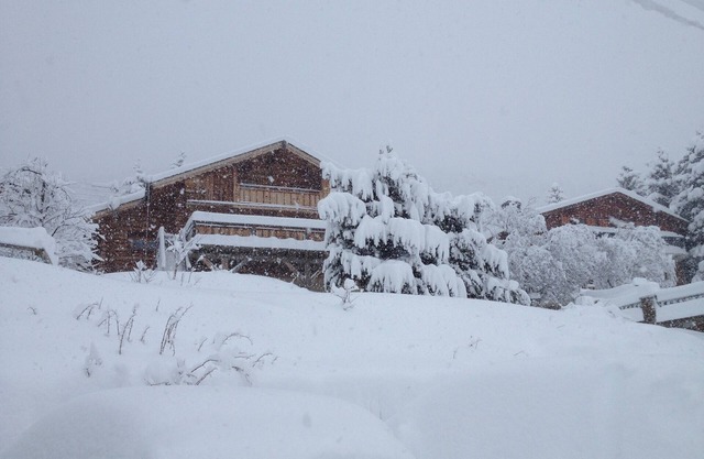 CHALET EN LOGS ANGLES 6 TO 9 PEOPLE 4 STARS VIEW OF LAKE MATEMALE