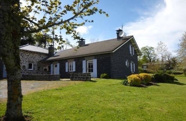 Chalet familial près de la forêt avec grand terrain, jeux pour enfants et cheminée